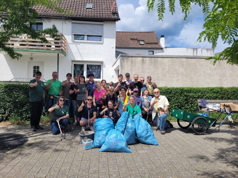 Müllsammeln als echtes Teamwork